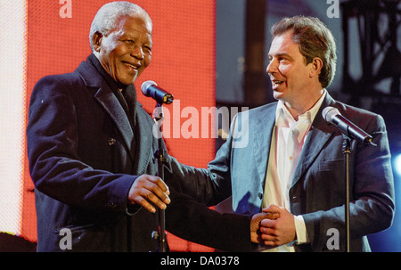 Nelson Mandela et Tony Blair ensemble à la célébrer l'Afrique du concert à Trafalgar Square, Londres, Royaume-Uni. Banque D'Images