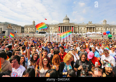 Londres, 29 juin 2013. Les foules à Trafalgar Square à l'Orgueil Londres Gay Pride Parade 2013, Londres, Angleterre Crédit : Paul Brown/Alamy Live News Banque D'Images