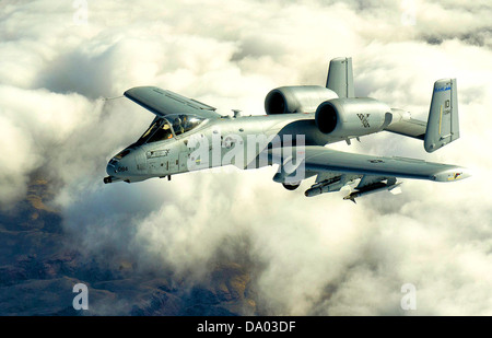 Le 190th Fighter Squadron est équipé du Fairchild Republic A-10A Thunderbolt II, connu pour sa durabilité et sa précision dans les rôles de soutien aérien rapproché. L'A-10A est un avion lourdement armé conçu pour attaquer des cibles au sol et protéger les forces au sol pendant les missions de combat, avec un accent particulier sur son canon puissant et sa conception robuste. Banque D'Images