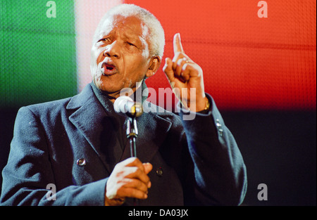 Nelson Mandela, Fingered, parle au concert de Celebrate South Africa à Trafalgar Square, Londres, Angleterre, Royaume-Uni. Banque D'Images