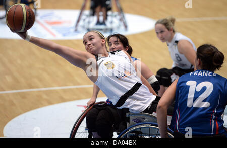 L'Allemagne Mareike Adermann (L) attrape la balle avant la France's Emilie Menard (2-L) et Blandine Belz (R) au cours de l'European Championship 2013 Basketball en fauteuil roulant de la femme groupe préliminaire un match entre l'Allemagne et la France à la Eissporthalle Frankfurt en Main, Allemagne, 29 juin 2013. Photo : ARNE DEDERT Banque D'Images