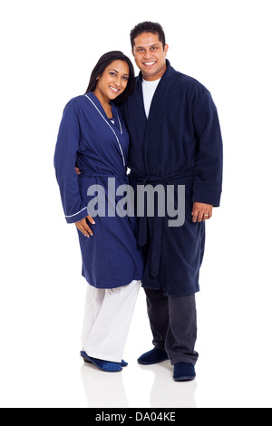 Cute couple indien wearing pajamas isolé sur fond blanc Banque D'Images