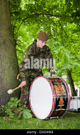 Lancaster, UK 29 juin 2013. Batteur de basse dans la Force des cadets de l'armée, King's Own Royal Border Regiment à la Journée des Forces armées à la parade au château de Lancaster, Lancashire, Royaume-Uni. Credit : Conrad Elias/Alamy Live News Banque D'Images