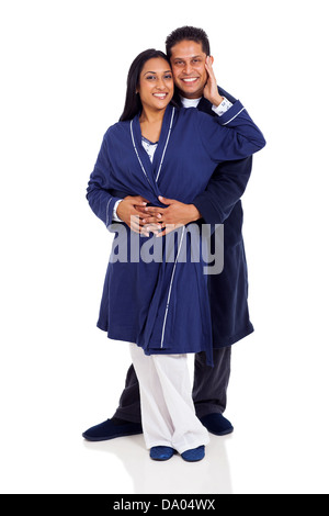 Jeune couple indien en pyjama embrassant isolated on white Banque D'Images