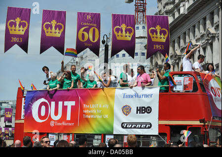 Oxford Circus, Londres, Royaume-Uni. 29 juin 2013. Un TimeWarner bus dans la London Pride Parade. Crédit : Matthieu Chattle/Alamy Live News Banque D'Images