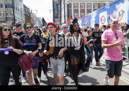 Londres, Royaume-Uni. 29 juin 2013. Londres Gay Pride - personnages habillés pour le crédit de Mars : Miguel Sobreira/Alamy Live News Banque D'Images