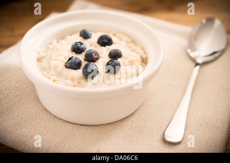 Bol de porridge de bleuets. Banque D'Images