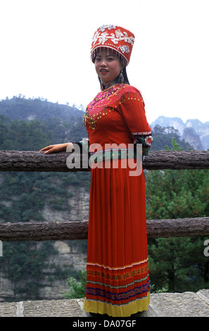 Le touriste chinois porte des vêtements loués de la minorité Tujia lors de sa visite au parc forestier national de Zhangjiajie dans la province de Hunan en Chine Banque D'Images