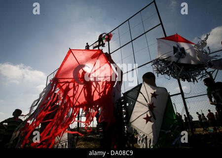 29 juin 2013 - Rafah, bande de Gaza - Les enfants palestiniens tenir kites portant la turque, égyptienne et l'ancien drapeau de l'indépendance de la Syrie, qui a été adopté par les forces rebelles luttant contre les forces pro-gouvernementales en Syrie, pour montrer leur solidarité avec le pays au cours d'une manifestation organisée par le Hamas le samedi. (Crédit Image : © Eyad Al-Baba APA/Images/ZUMAPRESS.com) Banque D'Images