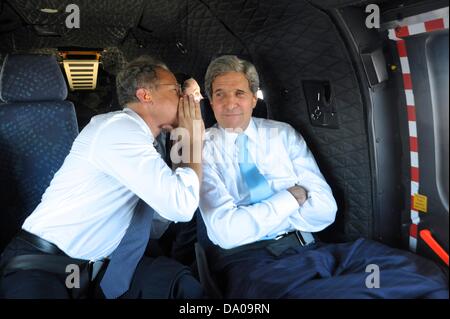 Le secrétaire d'Etat américain John Kerry s'entretient avec l'Envoyé spécial adjoint pour la paix au Moyen-Orient Frank Lowenstein pendant l'Hélicoptère Vol de Jérusalem le 29 juin 2013 à Amman, Jordanie. Banque D'Images