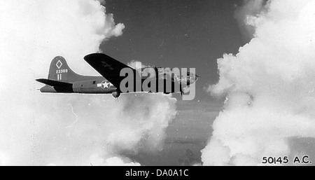 Le 99e groupe de bombardement a exploité le B-17F Flying Fortress, numéro de série 42-2389, pendant la première Guerre mondiale. Le B-17F était un bombardier à longue portée utilisé dans les campagnes de bombardement stratégique sur l'Europe et le Pacifique. Banque D'Images