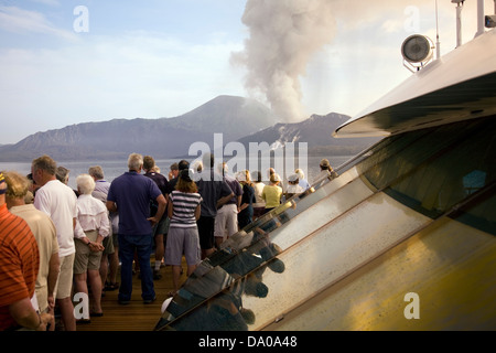 Les touristes observent un affichage volcanique spectaculaire mise sur pied par l'stratovolcano Mt. Tavurvur, la Papouasie-Nouvelle-Guinée. Banque D'Images