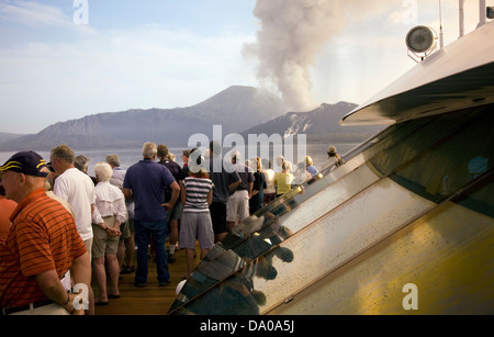 Les touristes observent un affichage volcanique spectaculaire mise sur pied par l'stratovolcano Mt. Tavurvur, la Papouasie-Nouvelle-Guinée. Banque D'Images