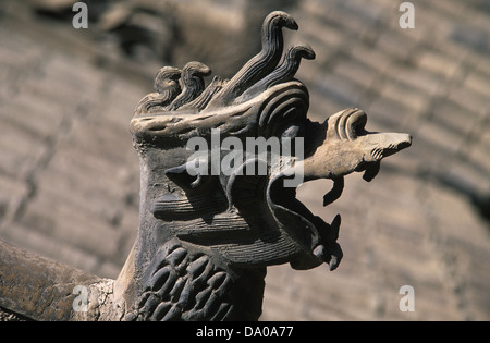 Un avant-toit en bois sculpté représentant une tête de dragon à Gao Miao si temple qui sert les taoïstes et bouddhistes, confucianistes à Zhongwei une ville-préfecture de Ningxia province Chine Banque D'Images