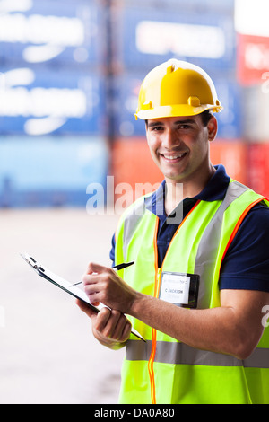 Cheerful young shipping company dépôt de conteneurs du port de travailleur Banque D'Images