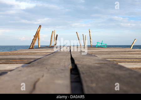 Une jetée en bois disparaît dans le lointain de la mer et du ciel bleu Banque D'Images