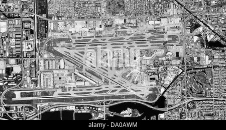 Une photographie de l'aéroport international de Miami (MIA) prise le 28 février 1999, montrant le tracé de l'aéroport, les pistes, les terminaux et le trafic aérien dense typique de ce grand hub en Floride. Banque D'Images