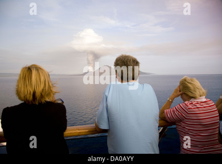 Les touristes observent un affichage volcanique spectaculaire mise sur pied par l'stratovolcano Mt. Tavurvur, la Papouasie-Nouvelle-Guinée. Banque D'Images