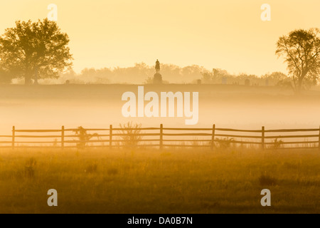 Monument situé sur la crête de cimetière, vu de loin sur un matin brumeux à Gettysburg Banque D'Images