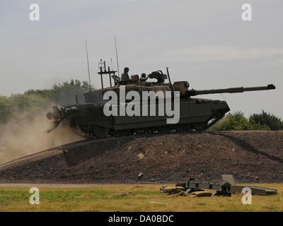 Bovington, UK. 29 Juin, 2013. Le Challenger 2 FV4034 est un char de combat principal britannique (MBT) actuellement en service dans les armées du Royaume-Uni et d'Oman. Il a été conçu et construit par la société britannique Vickers Defence Systems (maintenant connu sous le nom de terres de BAE Systems et de l'armement). 2 Challenger est une vaste refonte de la Challenger 1. Bien que la coque et composants automobiles semblent similaires, ils sont d'une nouvelle conception et de la construction que ceux de la Challenger 1 et moins de 5  % des composants sont interchangeables. Banque D'Images