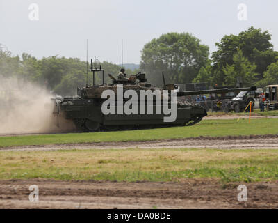 Bovington, UK. 29 Juin, 2013. Le Challenger 2 FV4034 est un char de combat principal britannique (MBT) actuellement en service dans les armées du Royaume-Uni et d'Oman. Il a été conçu et construit par la société britannique Vickers Defence Systems (maintenant connu sous le nom de terres de BAE Systems et de l'armement). 2 Challenger est une vaste refonte de la Challenger 1. Bien que la coque et composants automobiles semblent similaires, ils sont d'une nouvelle conception et de la construction que ceux de la Challenger 1 et moins de 5  % des composants sont interchangeables. Banque D'Images