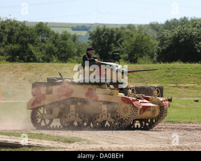 Bovington, UK. 29 Juin, 2013. Le M3 Stuart, officiellement, Light Tank M3 est un char léger de la Seconde Guerre mondiale. Il a été fourni à la et du Commonwealth avant l'entrée des États-Unis dans la guerre. Par la suite, il a été utilisé par les forces de la guerre. Le nom général donné par Stuart Stuart ou les Britanniques vient de la guerre civile américaine général confédéré J.E.B. Stuart et a été utilisé pour le M3 et le dérivé M5 Light Tank. Banque D'Images