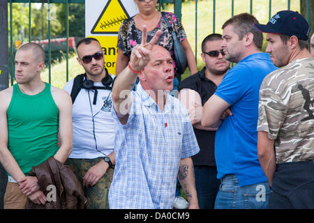 Londres, Royaume-Uni. 29 Juin, 2013. Partisans de la Ligue de défense anglaise sur le site de Lee rigby's meurtre comme une interdiction de la police, de confusion et de désinformation mis l'EDL pour une marche à Woolwich dans le désarroi. Crédit : Paul Davey/Alamy Live News Banque D'Images