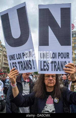 Paris, France, des groupes transgenres protestent lors de la Gay Pride annuelle, défilé des droits d'action LGBT, Portrait femme tenant des pancartes de protestation (Helene H.) Banque D'Images