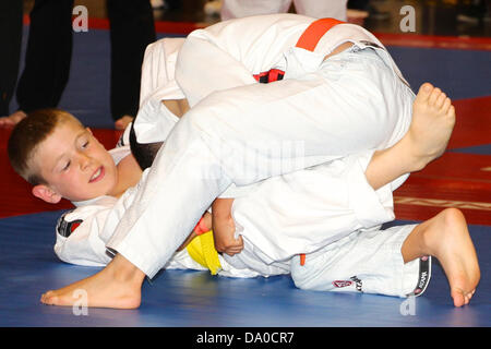 Les enfants âgés de 4 à 12 en concurrence dans un concours de jiu jitsu avec quatre minutes de matches. Banque D'Images