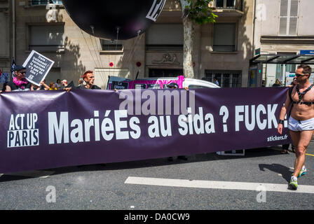 Paris, France, bannière lgbt Parade Group People, Act Up Paris, défilé annuel de la gay Pride, avec bannière qui dit : «marié au sida, F*CK» Banque D'Images