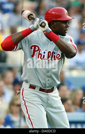 Los Angeles, Californie, USA. 29 Juin, 2013. Le 29 juin 2013 Los Angeles, Californie : Philadelphia Phillies droit fielder John Mayberry fils (15) réchauffement jusqu'à la première manche de la Ligue majeure de baseball pendant les match entre les Philadelphia Phillies et les Dodgers de Los Angeles au Dodger Stadium le 29 juin 2013 à Los Angeles, Californie. Rob Carmell/CSM/Alamy Live News Banque D'Images