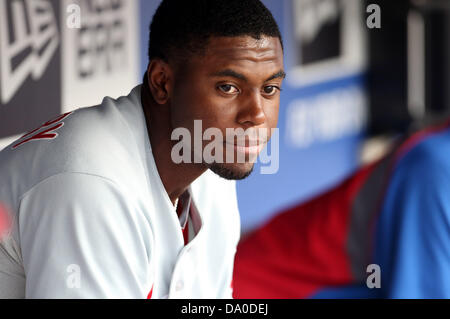 Los Angeles, Californie, USA. 29 Juin, 2013. Le 29 juin 2013 Los Angeles, Californie : Philadelphia Phillies droit fielder John Mayberry fils (15) dans l'abri avant le match de la Ligue Majeure de Baseball entre les Philadelphia Phillies et les Dodgers de Los Angeles au Dodger Stadium le 29 juin 2013 à Los Angeles, Californie. Rob Carmell/CSM/Alamy Live News Banque D'Images