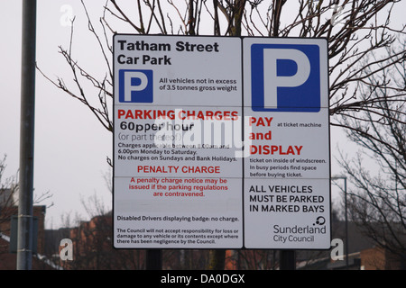 Parking Payer et Afficher panneau indiquant les frais de stationnement, de pénalité etc. Banque D'Images