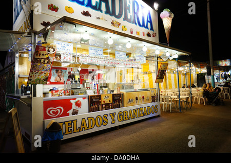 La crème glacée et granita sur une rue piétonne, fête de Saint Jean Baptiste, fête de l'Andalousie dans la région de San Juan, Huelva, Espagne Banque D'Images