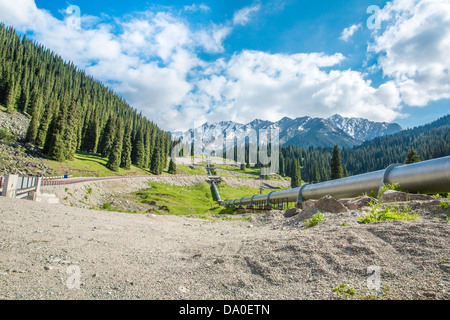 Sur Pipeline Road Big Almaty Lake, Tian Shan à Almaty, Kazakhstan, Asie Banque D'Images