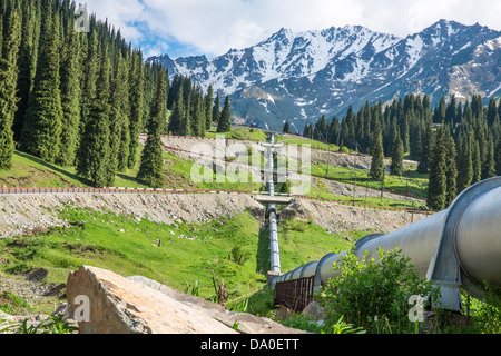 Sur Pipeline Road Big Almaty Lake, Tian Shan à Almaty, Kazakhstan, Asie Banque D'Images