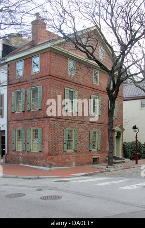 Trois étages en brique rouge, maison coloniale à Philadelphie, Pennsylvanie. Banque D'Images