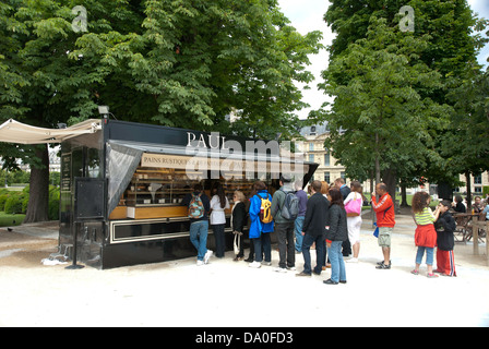 Les clients en attente à un kiosque dans le Jardin des Tuileries, Paris, France. Banque D'Images