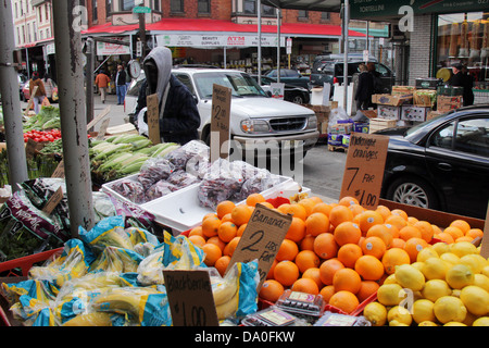 Philadelphia 9e Rue Marché italien vue d'un stand de vente de fruits sur un trottoir. Banque D'Images