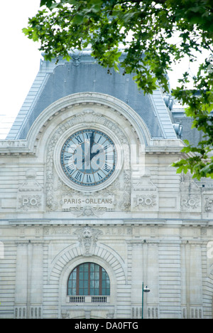 Réveil à Paris situé sur l'extérieur du Musée d'Orsay, face à la Seine. Banque D'Images