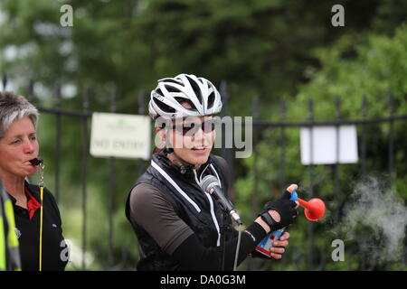 L''Abbaye de Woburn, Bedfordshire, Royaume-Uni. 30 Juin, 2013. Victoria Pendleton commence les coureurs de Cycletta Bedfordshire, le cycle de femmes seulement de course qui s'est tenue à l'abbaye de Woburn, au Royaume-Uni. Banque D'Images