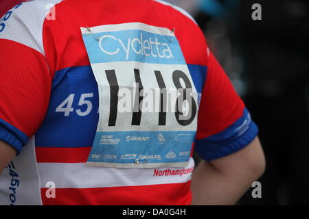 L''Abbaye de Woburn, Bedfordshire, Royaume-Uni. 30 Juin, 2013. Un cycliste avant le début Cycletta Bedfordshire, le cycle de femmes seulement de course qui s'est tenue à l'abbaye de Woburn, au Royaume-Uni. Banque D'Images