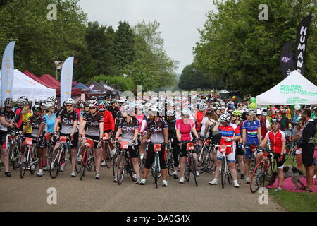 L''Abbaye de Woburn, Bedfordshire, Royaume-Uni. 30 Juin, 2013. Plus de 700 cyclistes au début d'Cycletta Bedfordshire, le cycle de femmes seulement de course qui s'est tenue à l'abbaye de Woburn, au Royaume-Uni. Banque D'Images