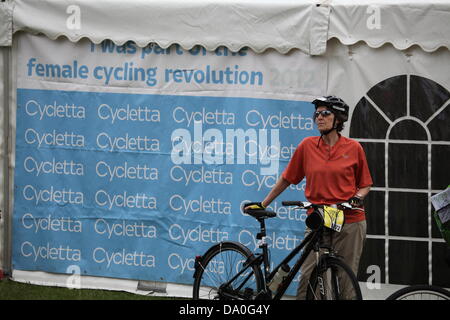 L''Abbaye de Woburn, Bedfordshire, Royaume-Uni. 30 Juin, 2013. un cycliste avant le début d'Cycletta Bedfordshire, le cycle de femmes seulement de course qui s'est tenue à l'abbaye de Woburn, au Royaume-Uni. Banque D'Images