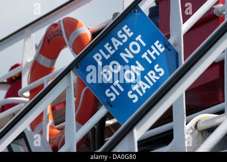 Inscrivez-vous sur Scillonian III - Penzance à Isles of Scilly Ferry- veuillez ne pas s'asseoir sur les escaliers Banque D'Images