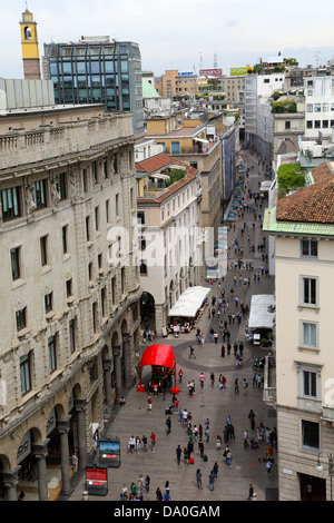 Les piétons circulant le long de Corso Vittorio Emanuele II à Milan Italie Banque D'Images