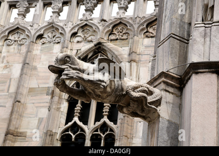 L'une des nombreuses gargouilles sur le toit du Duomo à Milan Italie Banque D'Images