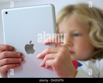 Jeune fille à l'aide d'un iPad mini Banque D'Images