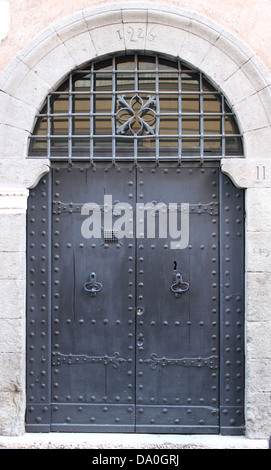 Porte médiévale dans le centre-ville de Rome, Italie Banque D'Images