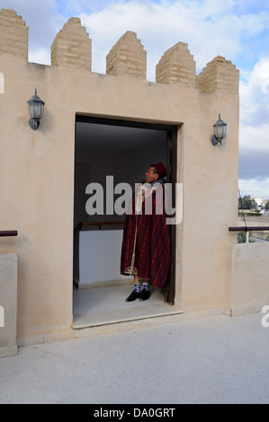 Homme portant des vêtements traditionnels tunisiens debout dans la porte d'une tour d'observation Kairouan Tunisie Banque D'Images